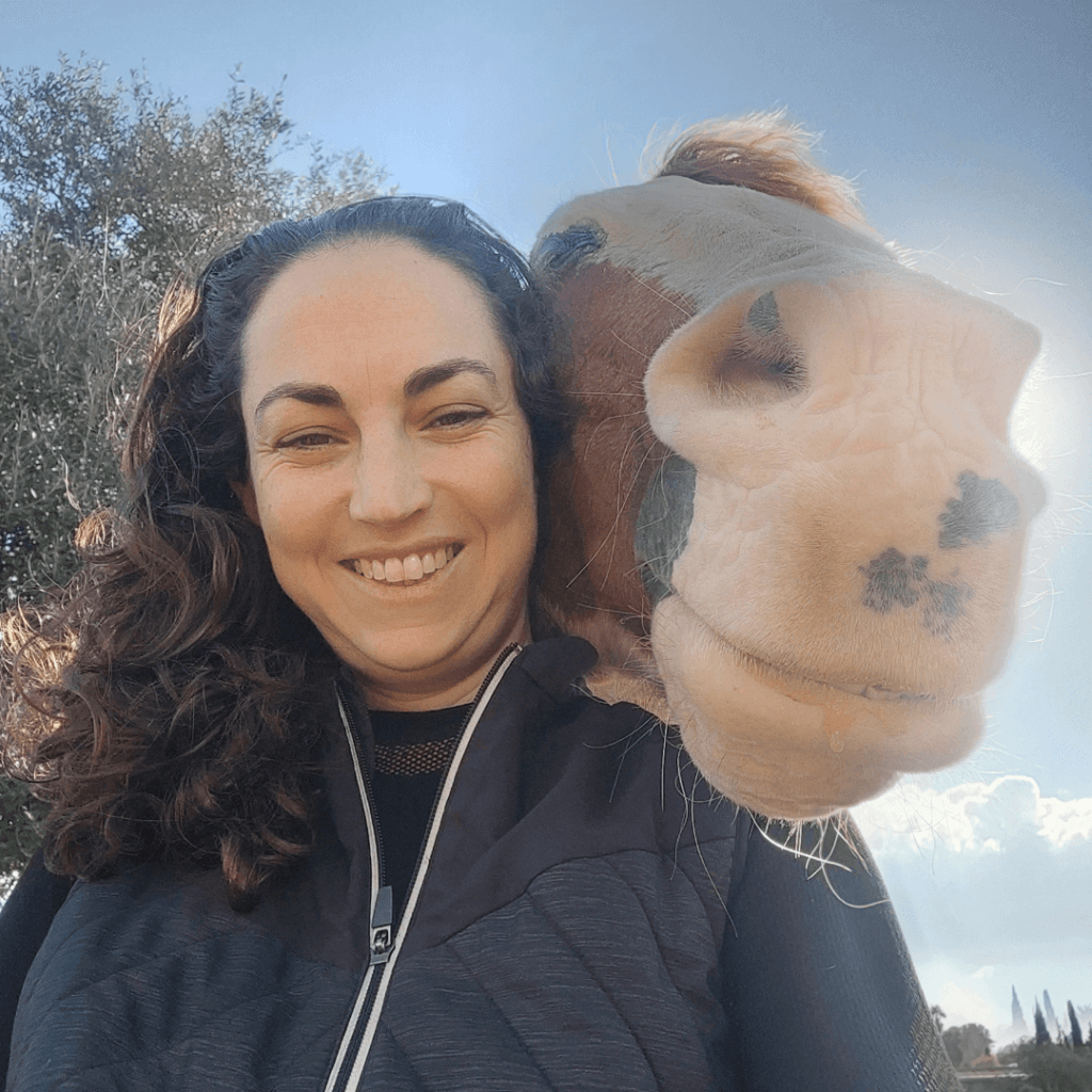 רותם זכאי, רותם זכאי משקמת סוסים, רותם מטלפת סוסים, רותם זכאי מטלפת סוסים, רותם טיפול לסוסים, רותם סוסים, Stepping Point, פרסות וטילוף סוסים, אבחון צליעות לסוסים, למינייטיס, בעיות גידים בסוסים, ייעוץ תזונתי לסוסים